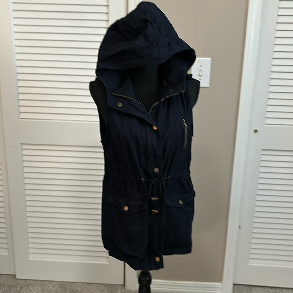 Zenana Outfitters size large blue shelve-less with hood.